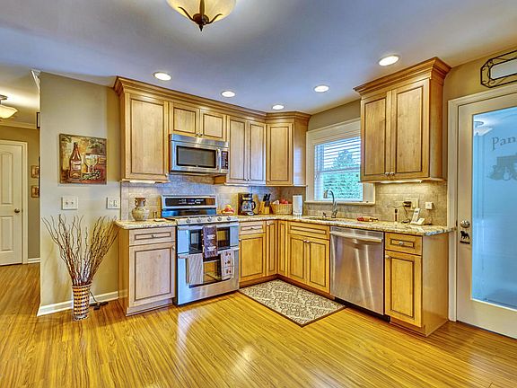 2nd image of 820 Castle Dr