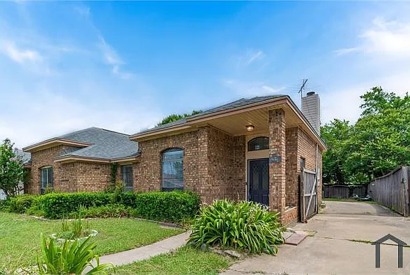 3 bed, $2,600 — Photo 2