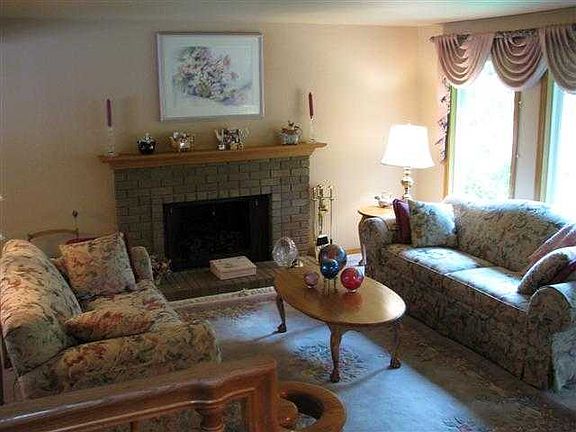 2nd image of 221 W Greenview Dr