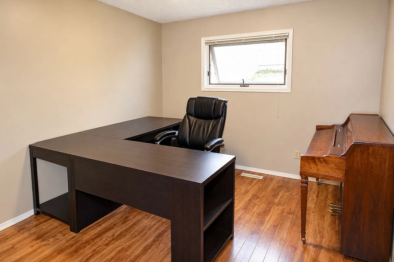 3 Bedroom Bungalow Double Garage Sherwood Park — Photo 3
