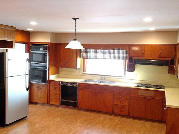 Kitchen with pergo flooring