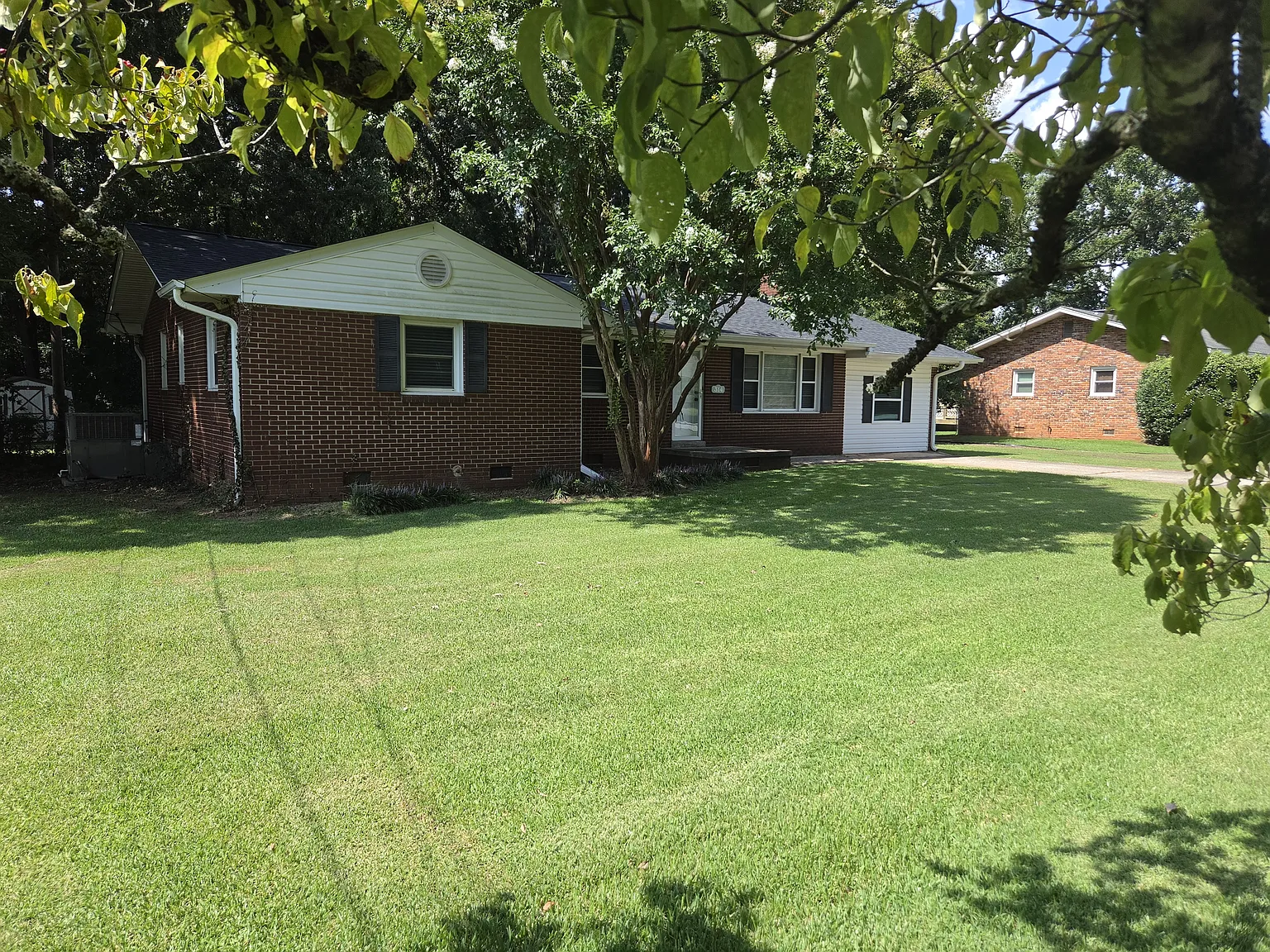 3 bed, 1.5 bath, 1350 sqft, $1,800 — Photo 2