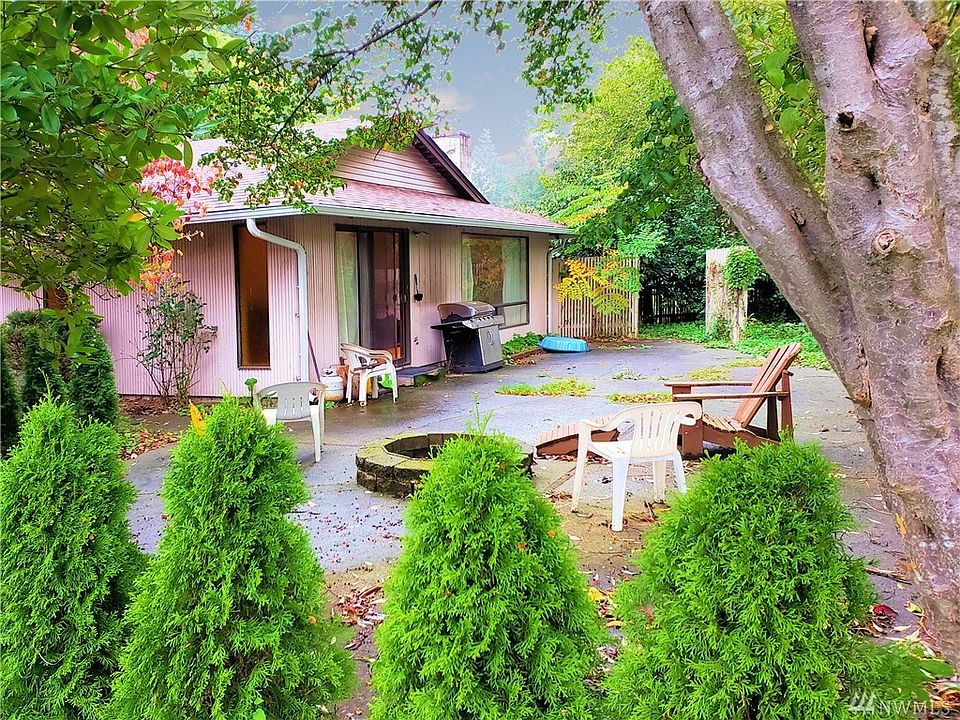 2nd image of 60 NE Dogwood St
