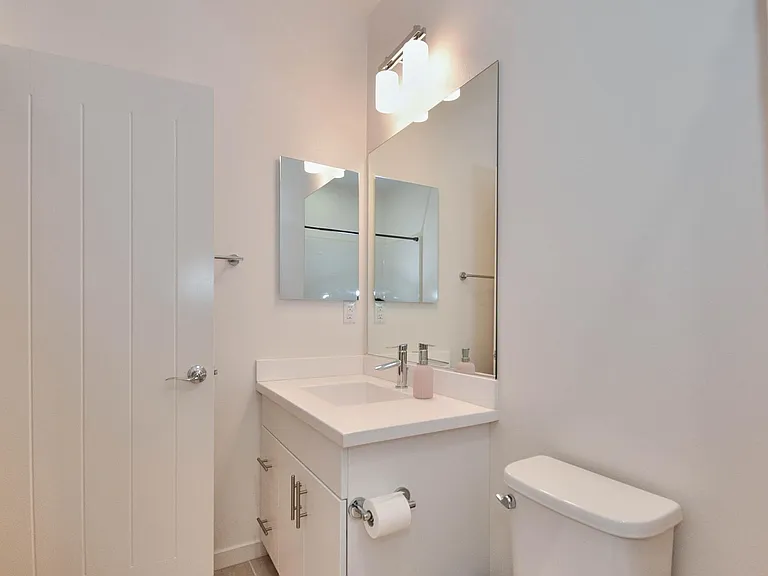 50 Finch — Photo 15