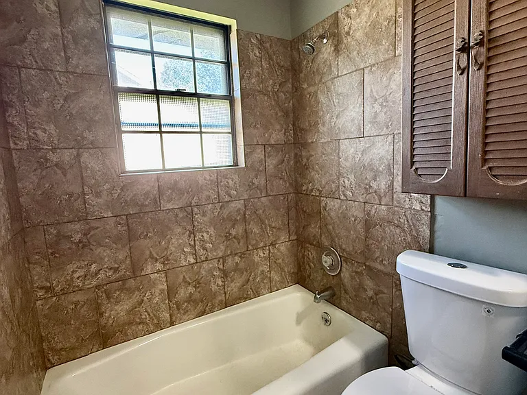 317 NW Highland Ln — Photo 17