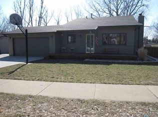 4907 S Glenview Rd, Sioux Falls, SD 57108