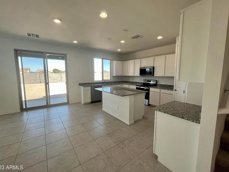 36242 W San Clemente Ave — Photo 2
