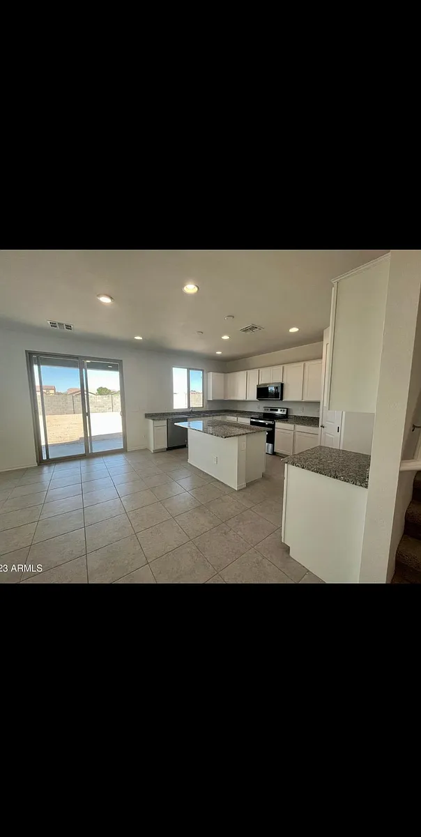 Building Photo - 36242 W San Clemente Ave