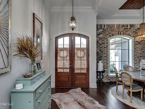 4th image of 307 Emerald Way