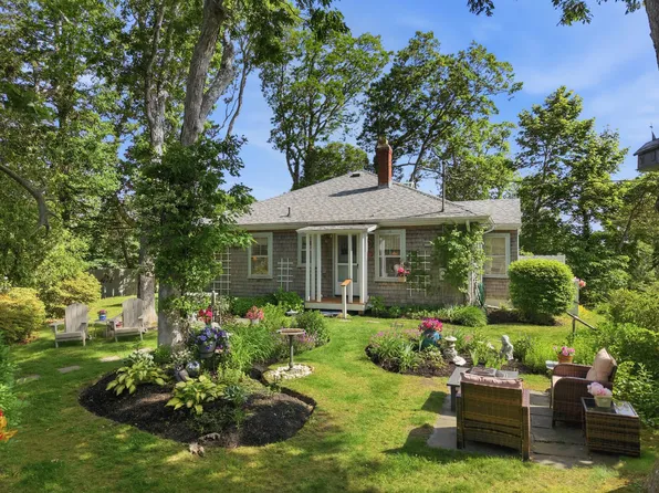41 Renear St, Tisbury, MA 02568