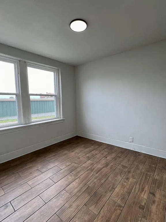 404 E Bond St — Photo 3