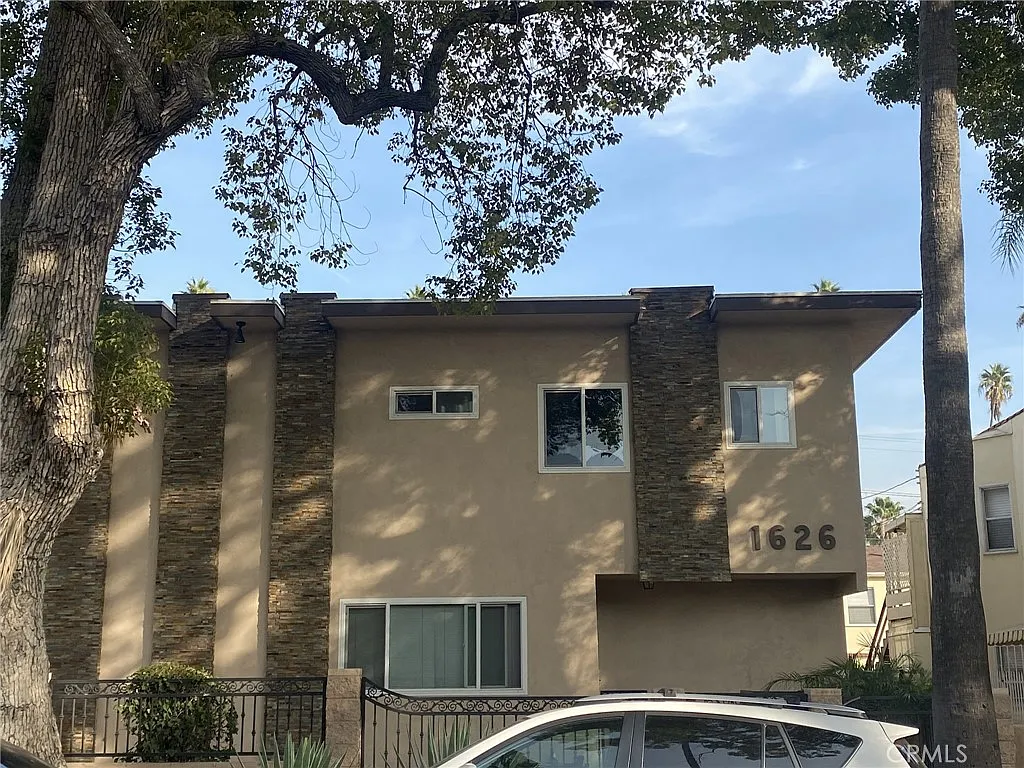 2 bed, 6128 sqft, $2,350 — Photo 1