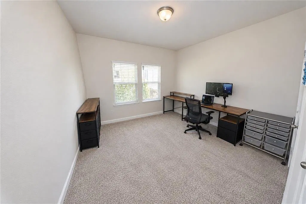 5 bed, 4.5 bath, 3290 sqft, $3,800 — Photo 4