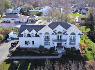 32 Sullivan Ln, Bristol, RI 02809