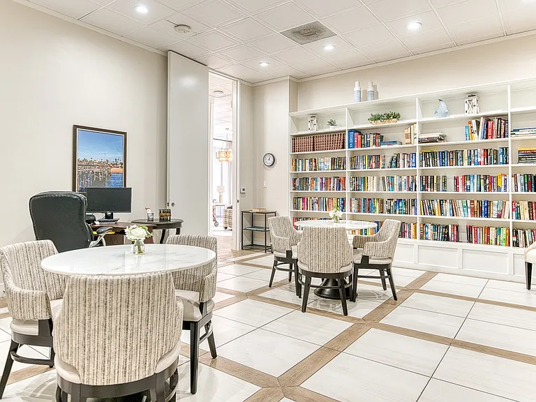 Bay Towers at Bixby Knolls - 55+ Active Adult Apartments — Photo 15