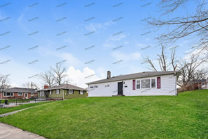 3 bed, 1.0 bath, 1056 sqft, $1,595 — Photo 3