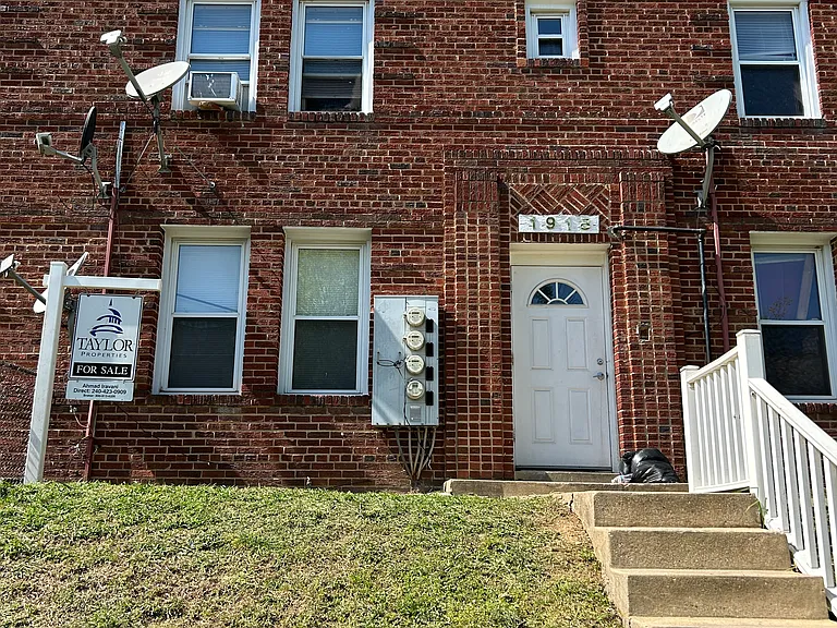 1918 I St NE #C — Photo 21