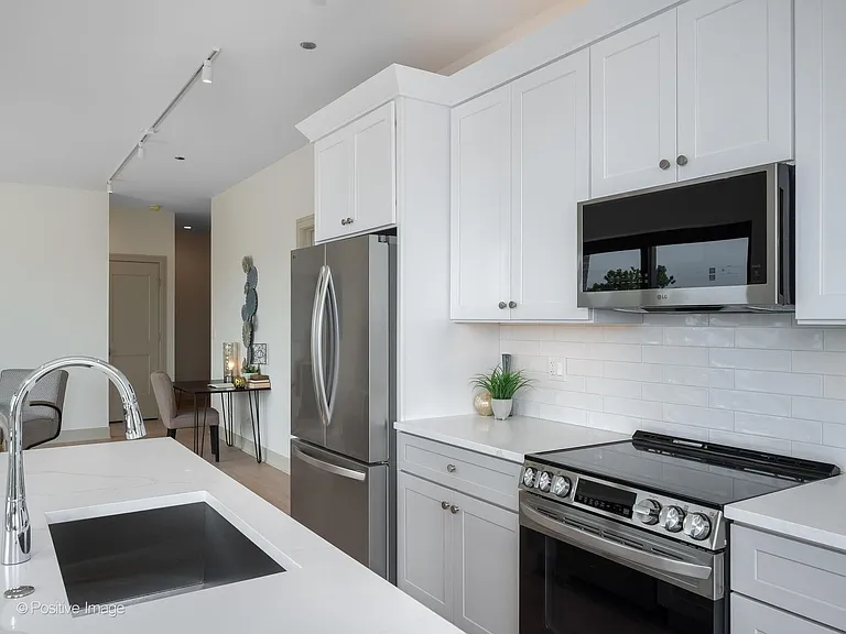 3202 N Racine Ave #204 — Photo 11