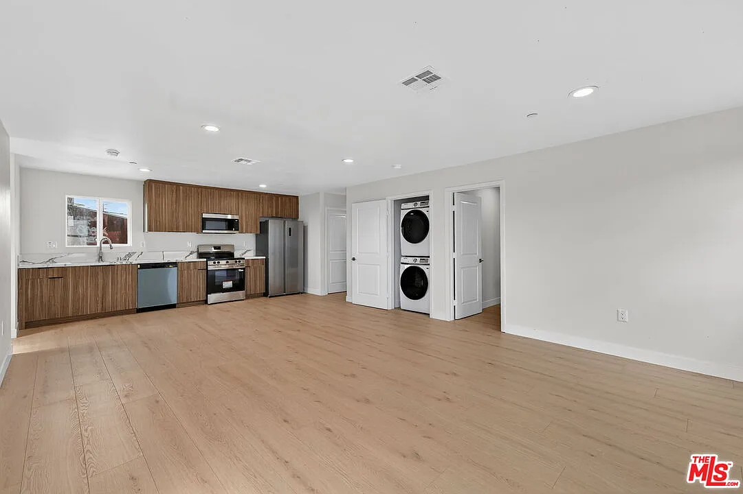 3 bed, 1300 sqft, $2,979 — Photo 1