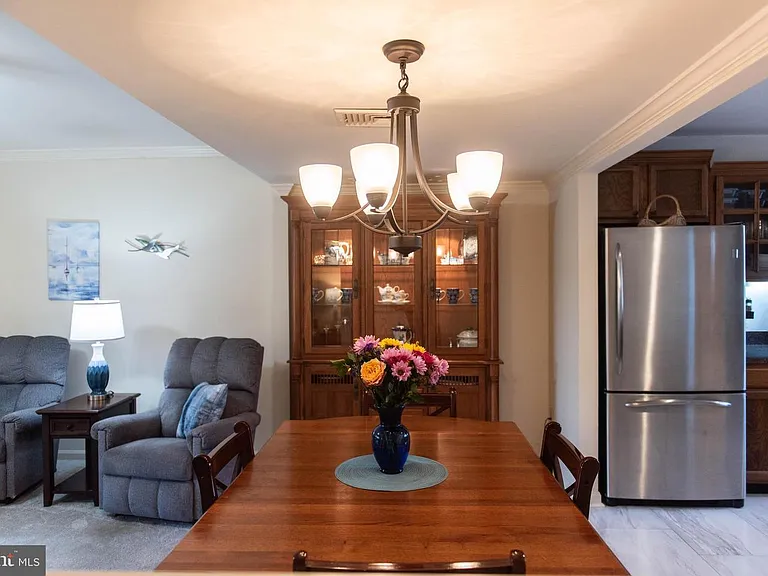 609 Cambridge Ct — Photo 7