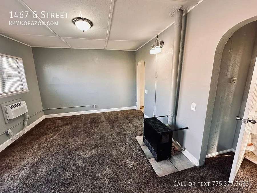 Two Bedroom, One Bathroom Cottage w/ new wall AC and washer/dryer combo! — Photo 4