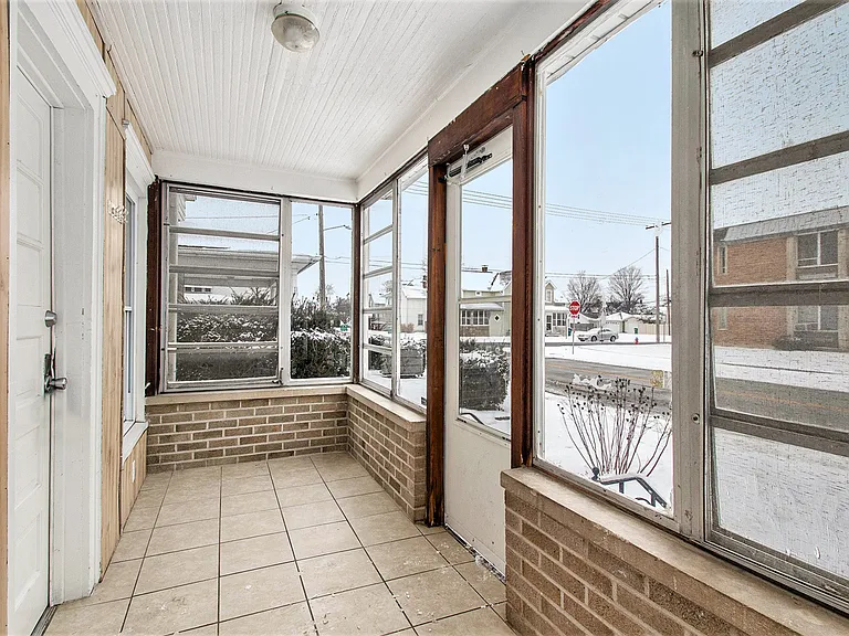 221 W 8th St — Photo 1