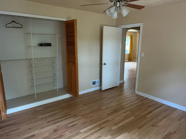 2225 S Division Ave — Photo 15