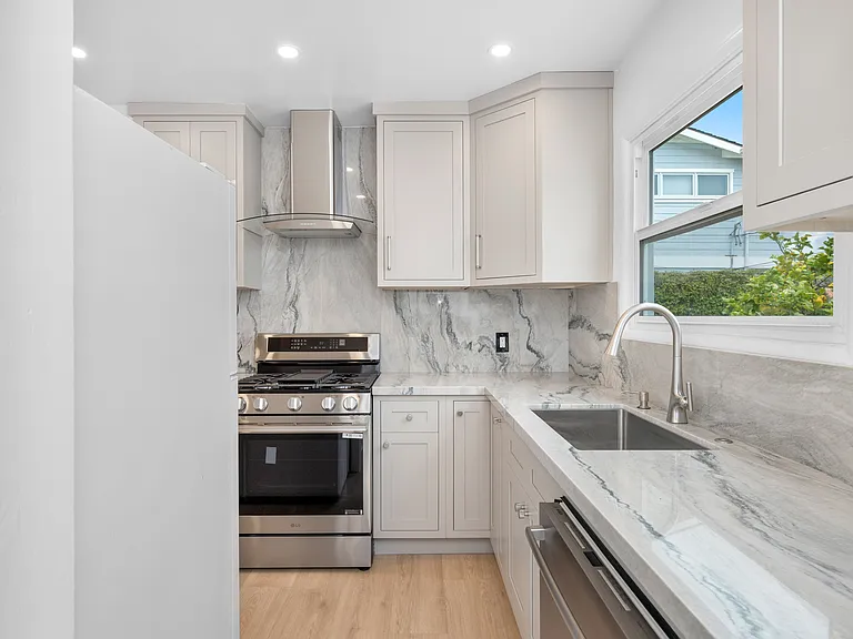 340 Avenue F — Photo 8