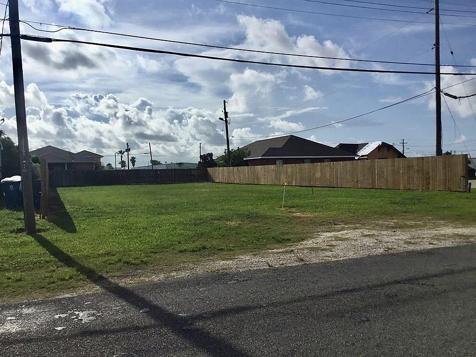 2nd image of 114 Live Oak St