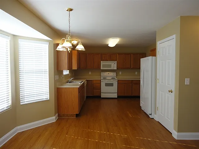 1455 Woodside Dr — Photo 4