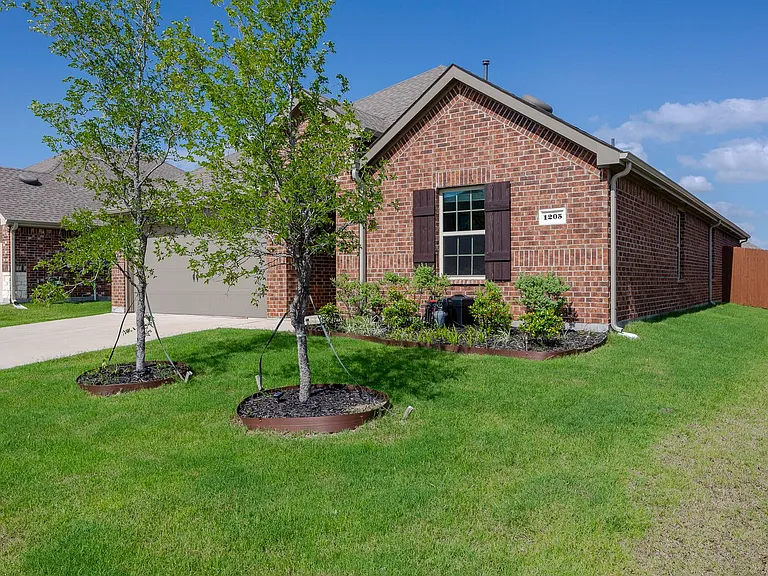 1205 Colonial Bluff Ln — Photo 2