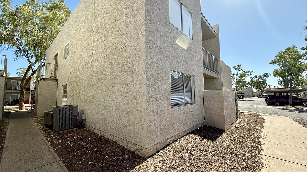 2827 E Le Marche Ave — Photo 4
