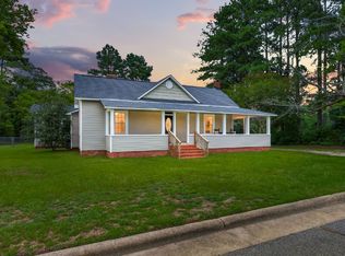 423 E Edinborough Ave, Raeford, NC 28376