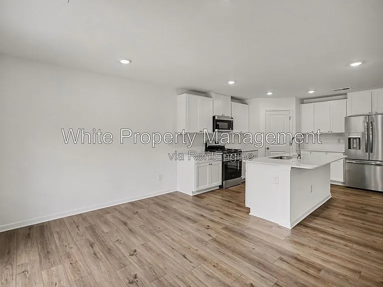 319 W 18th St — Photo 9