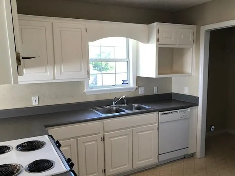 4126 Sedgwyck Ln — Photo 2