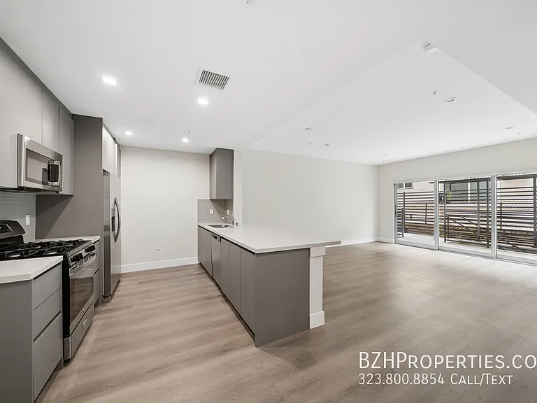 1223 N Hayworth Ave — Photo 12