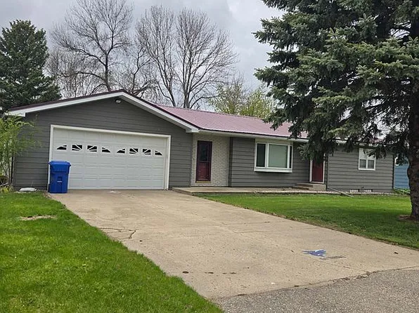 303 Manor Ave S, Lake Preston, SD 57249