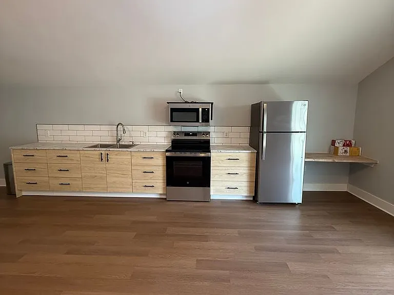 414 Center Ave — Photo 5