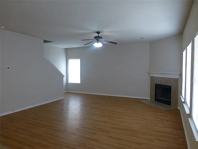 4 bed, 2.5 bath, 2469 sqft, $550 — Photo 3