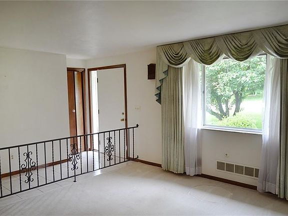 3rd image of 4072 Stratford Dr