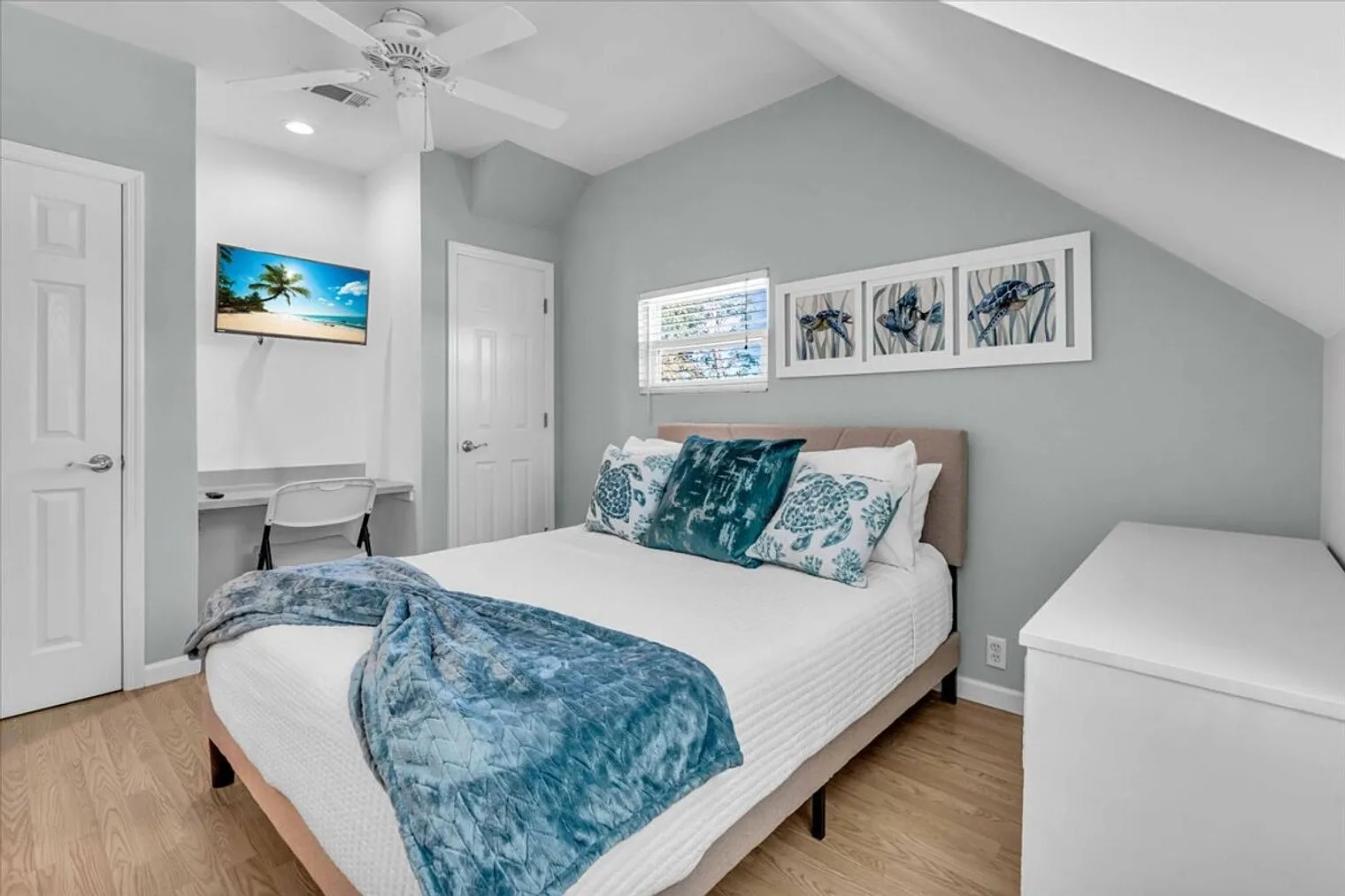 3 bed, 2.0 bath, $4,026 — Photo 4