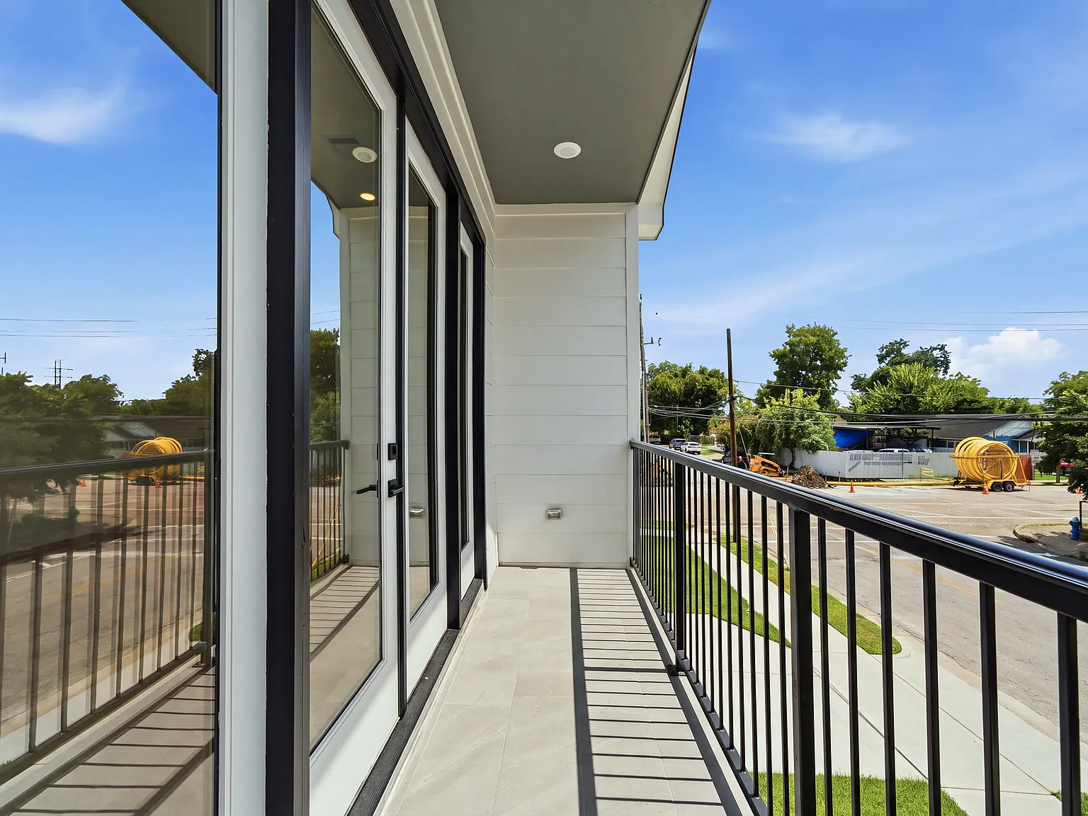 3 bed, 2.5 bath, 1980 sqft, $2,850 — Photo 2