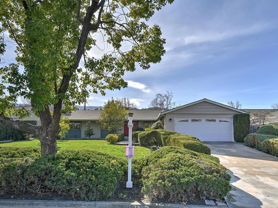 1st image of 135 Belwood Gtwy