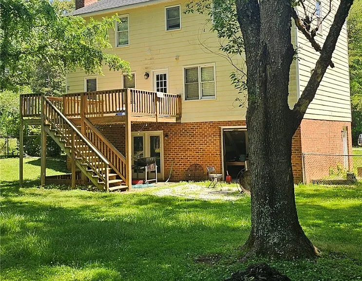1421 Eastlook Ln — Photo 2