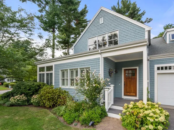31 Hathaway Pond Cir #31, Rochester, MA 02770