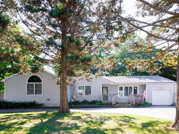 28 Roosevelt Avenue, Nesconset, NY 11767