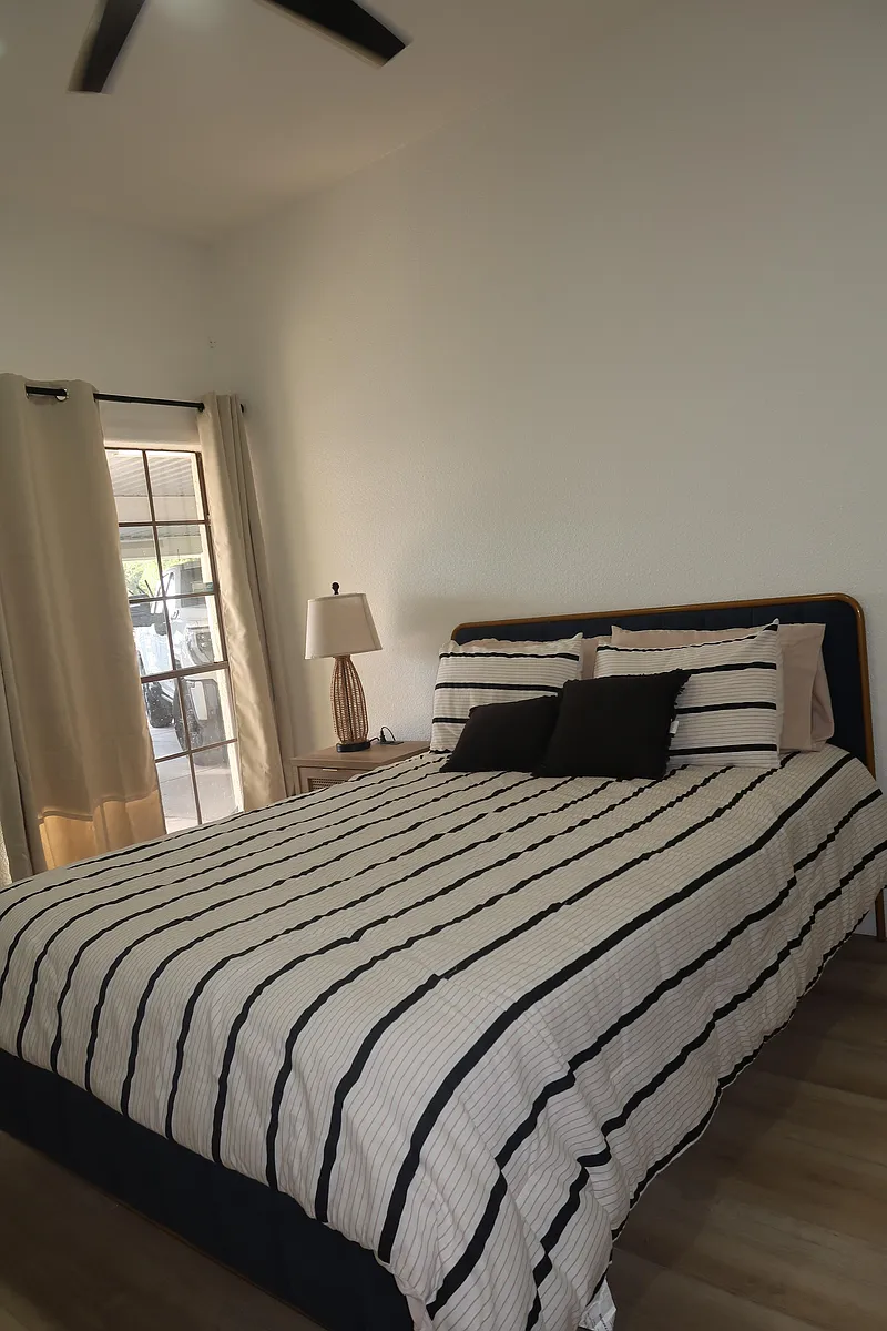 Queen size Bed - Linens provided - W Bloomfield Rd