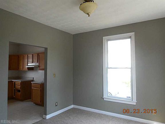 3rd image of 924 Thomas Cir