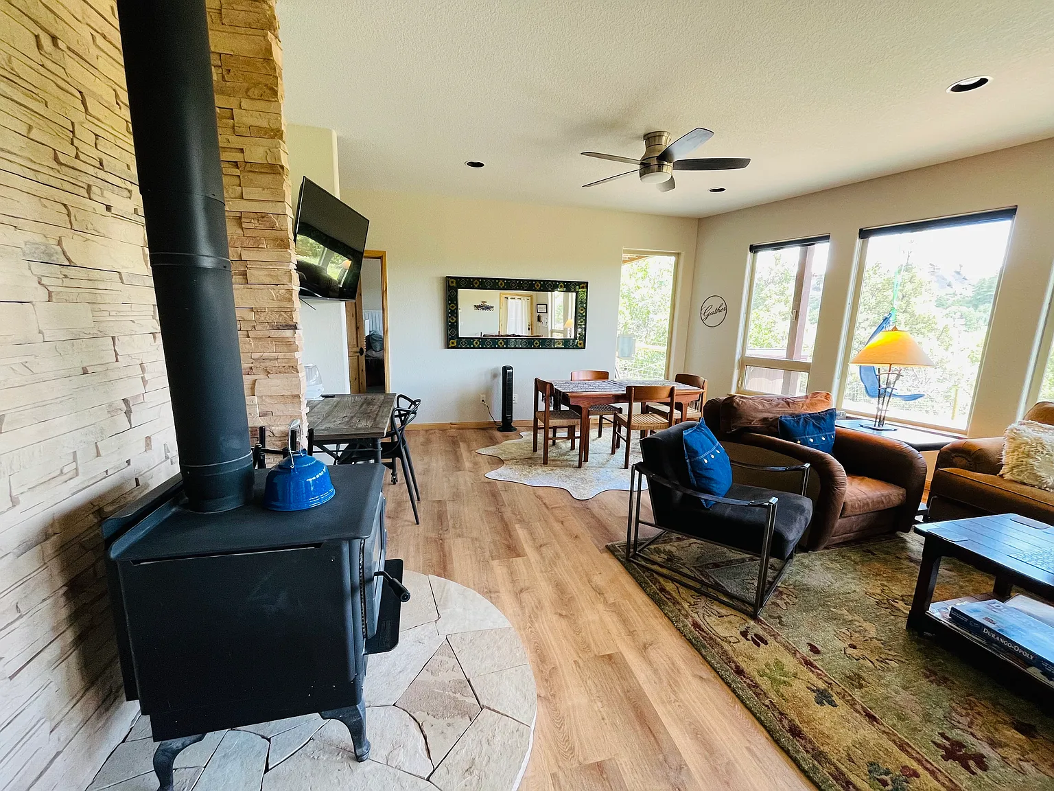 3 bed, 2300 sqft, $2,500 — Photo 2