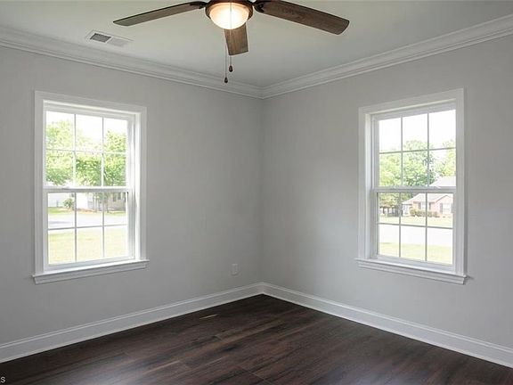 5th image of 1000 Pine Circle Dr